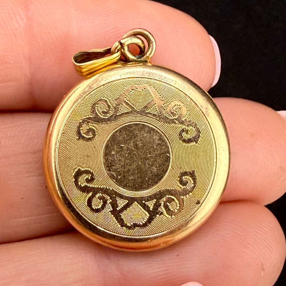 Vintage La Mode Gold Filled Locket Round